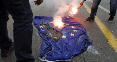 Грчките пензионери го запалија европското знаме