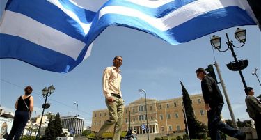 Грчки компании отпуштаат работници и намалуваат плати