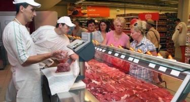 Владата бара преработувачите да го откупат вишокот свинско месо