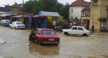 Поплавена половина држава, излеани десетина реки урнати мостови и отсечени села