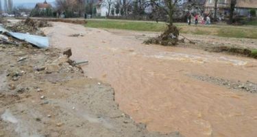 Поплавени два моста на Радовишка река, отсечени 1.500 жители од Злеово