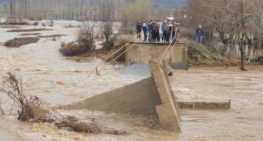 Водата се повлекува, поплавите низ Македонија оставија пустош зад себе