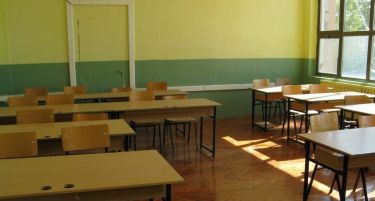 Средношколците во Струга и Кичево во четврток се враќаат во училишните клупи