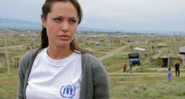 Анџелина Џоли напушти хуманитарна организација бидејќи ѝ ги злоупотребувале парите