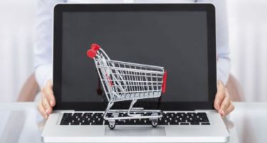 УТРЕ Е „Black Friday“: Внимавајте на овие нешта кога купувате преку интернет
