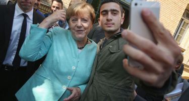 (ФОТО) Меркел направила селфи со бомбашот самоубиец од Брисел?