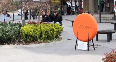 „Споменик на Дијазепамот” никна во центарот на Скопје