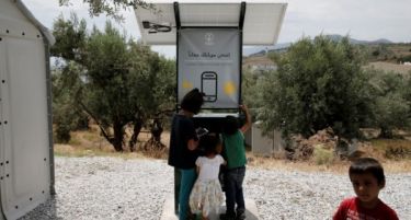 Бегалците во Грција ги полнат телефоните со соларен полнач