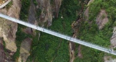 ФОТО:Стаклен мост во Кина ги остава без здив туристите