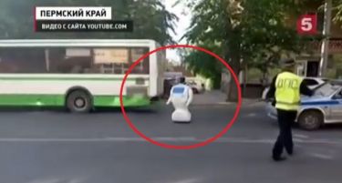 (ВИДЕО) Руски робот избегал од лабораторија и направил хаос во сообраќајот