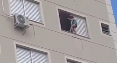 (ВИДЕО) Дете танцуваше на прозорец од седми кат