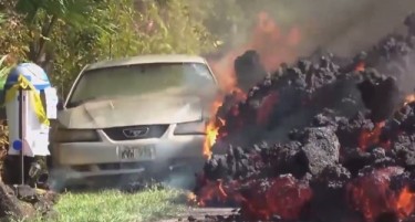 (ВИДЕО) Лава од вулкан „проголта“ автомобил