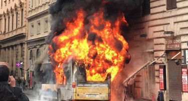 (ВИДЕО) ЕКСПЛОЗИЈА ВО РИМ: Се запали автобус