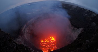 (ВИДЕО) ОПАСНА ВОЗБУДА: Вулкан еруптираше во градина на човек