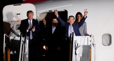 ОТСКОЧНА ШТИЦА: Меланија и Доналд Трамп ги поздравија ослободените затвореници од Северна Кореја
