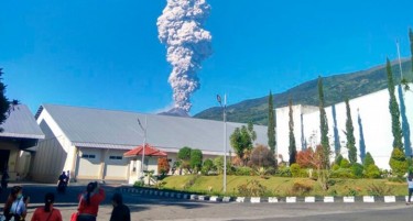 ПЕПЕЛ НАД 5 КМ: Поради ерупција на вулкан луѓето ги напуштија домовите