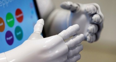 РАБОТАТ 20 ЧАСА ДНЕВНО/СЕДУМ ДЕНА НЕДЕЛНО: Швајцарска банка ги замени вработените со пет роботи