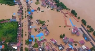 УНИШТЕНИ МОСТОВИ И ПАТИШТА: Во поплави загинаа 15 луѓе