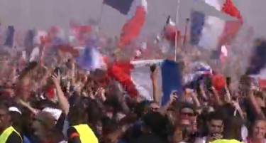(ВИДЕО) ПАРИЗ „ГОРИ“: Еве како слават Французите