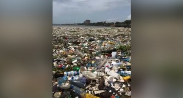 (ВИДЕО) Најубавото море на светот изгледа како депонија