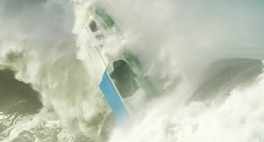 (ВИДЕО) Огромни бранови потопија брод