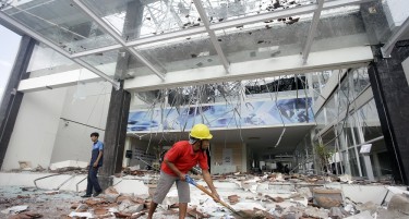(ФОТО) ЗАГИНАА 142 ЛУЃЕ: По силниот земјотрес тропскиот рај стана пустош