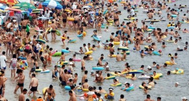 КАКО Е МОЖНО: 40.000 туристи имаше на плажа од 500 метри