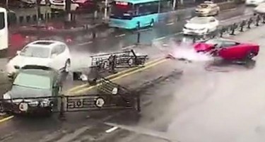(ВИДЕО) Жена уништила ново Ферари од 500 илјади фунти веднаш по излегување од салон
