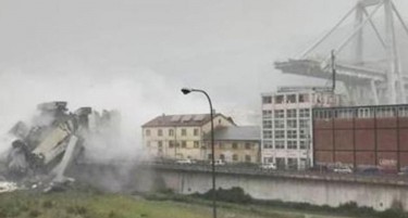 (ВИДЕО18+) СТРАВИЧНО: Погледнете го моментот на уривање на мост во Џенова-автомобили паѓаат, луѓето врескаат