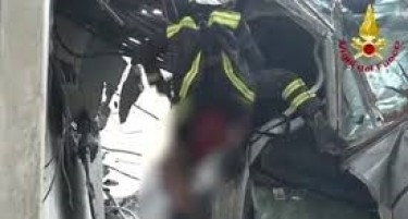 (ВИДЕО) Еве како пожарникарите спасуваа луѓе на надвозникот во Италија