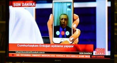 БОЈКОТ ЗА „APPLE“: Ердоган се бори против телефонот што можеби му помогна да ја задржи моќта