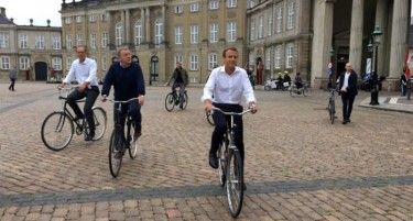 (ВИДЕО) ПРИМЕР ЗА СКРОМНОСТ: Премиер на велосипед го дочека Макрон и заедно возеа низ градот