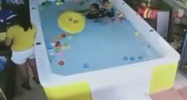 (ВИДЕО) 90 СЕКУНДИ УЖАС: Бебе се давеше во базен