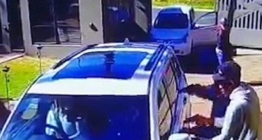 (ВИДЕО) БАБА „СРЕДИ“ РАЗБОЈНИЦИ: Зажалија што сакаа да и го украдат автомобилот