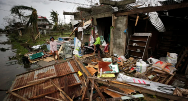 (ВИДЕО) СТРАОТНИ ГЛЕТКИ: Најмалку сто жртви во тајфунот кој ги погоди Филипините