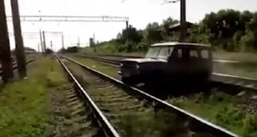 (ВИДЕО) Со џип заглави на пруга, но потоа наиде воз