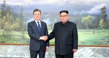 НЕОБИЧЕН ПОДАРОК: Што му даде Ким на својот јужнокорејски колега?