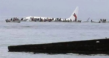(ВИДЕО) Авион со педесетина патници падна во море