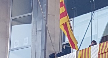 (ВИДЕО) Каталонците го тргнаа шпанското и го поставија своето знаме
