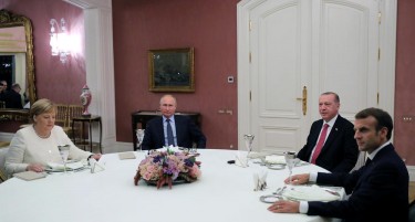 (ФОТО) СО ШТО ГИ ИЗРАДУВА ПУТИН: Каков подарок им донесе рускиот лидер на Меркел, Ердоган и Макрон на самитот за Сирија