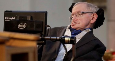 Продадена инвалидската количка  на легендарниот физичар за огромна сума на пари