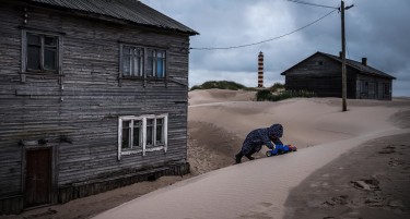 (ВИДЕО) Песок затрупа село, куќите не се гледаат