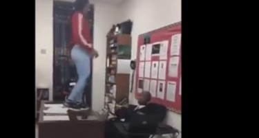 (ВИДЕО) ДИВЕЕЊЕ НА ЧАС: Ученичка сакаше да удри професор