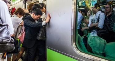 (ВИДЕО) НАЈНЕОБИЧНА РАБОТА НА СВЕТОТ: Ги туркаат луѓето во воз