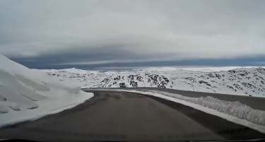 (ВИДЕО) ОВА ЈА ПОКАЖУВА СУРОВОСТА НА ПРИРОДАТА: Погледнете како изгледа најсеверниот автопат на светот