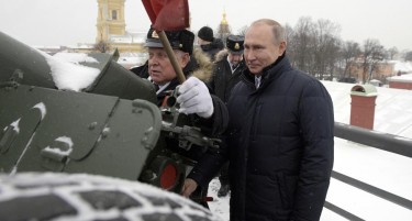 (ВИДЕО) Путин го прослави Божик со истрел од топ!