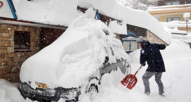 (ФОТО) Снежно невреме во Европа уби најмалку  шест луѓе