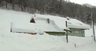 (ВИДЕО) Еве како Австријците се борат со 2 метри снег