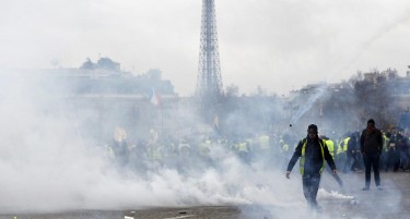 (ФОТО+ВИДЕО) ПАРИЗ НА НОЗЕ: Демонстранти на улици, солзавци и водени топови