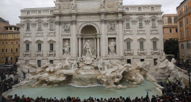 Градоначалникот и Црквата се скараа кој да ги зема паричките од најпознатата фонтана на светот